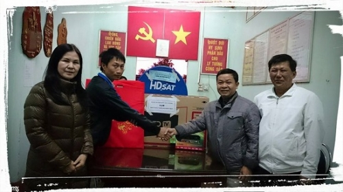 Trường THCS Phạm hồng Thái đi thăm và tặng quà đơn vị <span class=