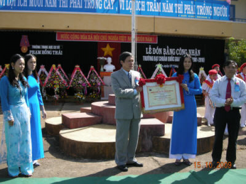 Lễ đón nhận Bằng công nhận trường đạt chuẩn Quốc gia (15/10/2009)
