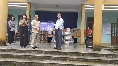 Trường THCS Phạm Hồng Thái thăm và tặng quà trường PTDTNT THCS Trà Leng, huyện Nam Trà My