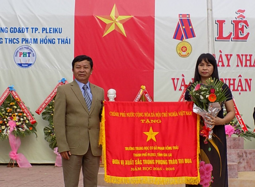 Trường THCS Phạm Hồng Thái tổ chức lễ chào mừng ngày nhà giáo Việt nam 20/11 và đón nhận Cờ thi đua của Chính phủ